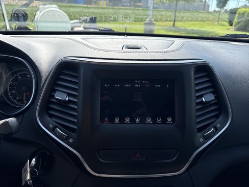Used 2019 Jeep Cherokee Latitude w/ Cold Weather Group AWD/4WD image 26