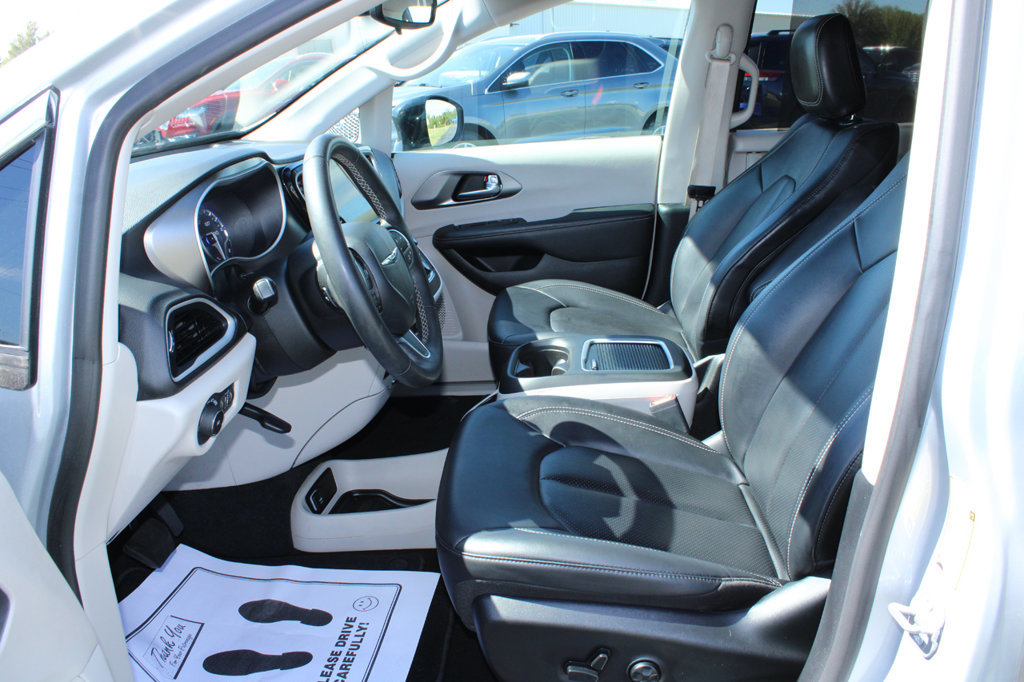 Used 2024 Chrysler Pacifica Touring-L FWD image 31