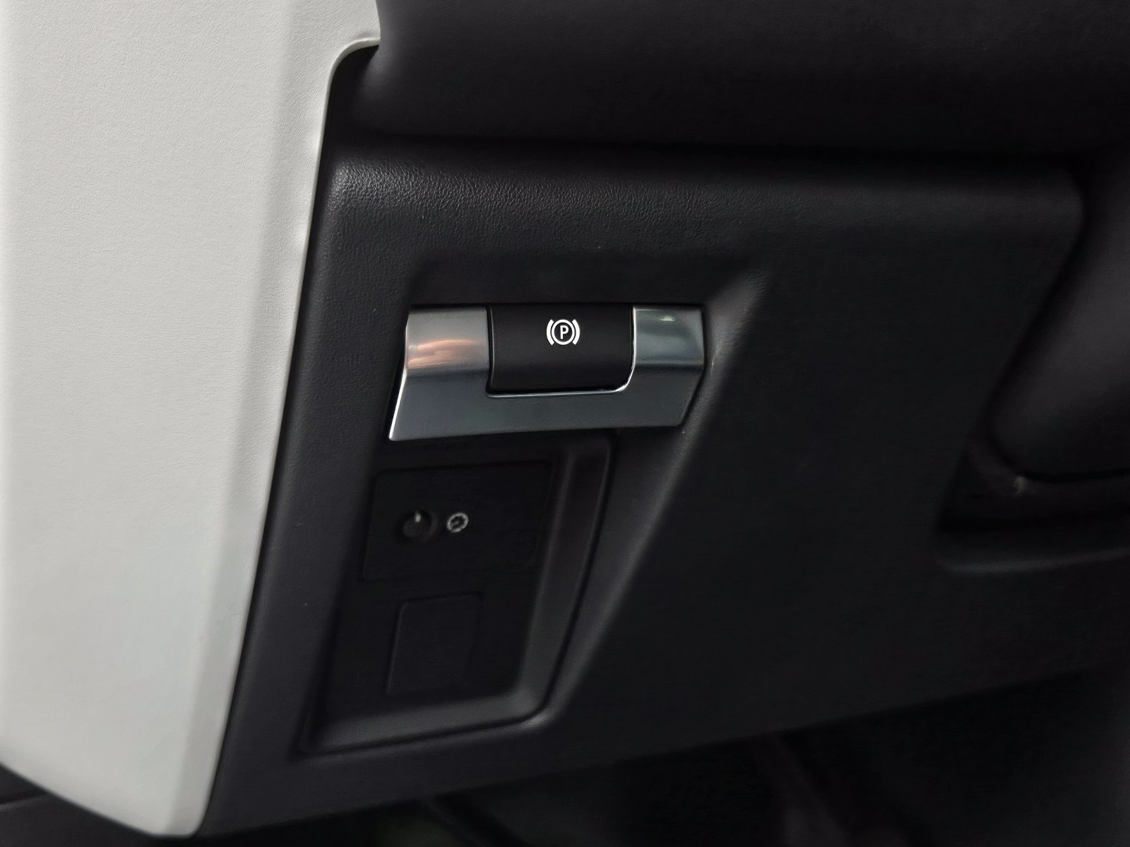 Used 2025 Land Rover Defender 110 S AWD/4WD image 18
