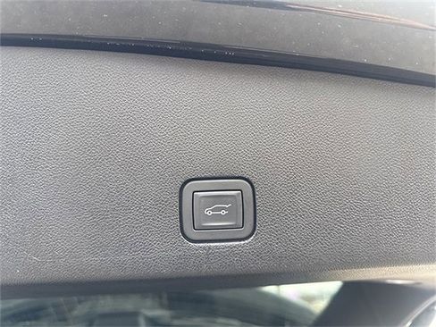 Used 2025 Cadillac XT6 Premium Luxury image 6