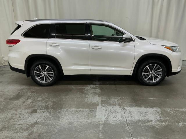 Used 2018 Toyota Highlander XLE AWD/4WD image 2