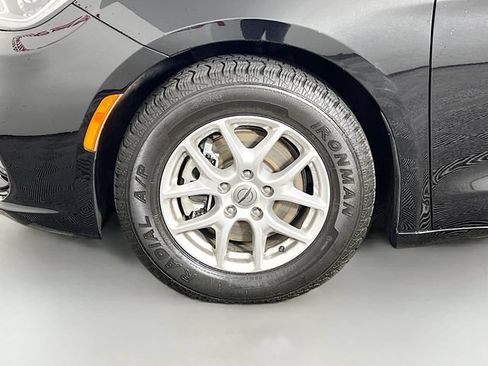 Used 2024 Chrysler Pacifica Touring-L FWD image 27