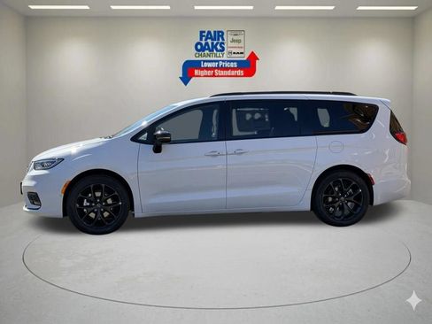 New 2026 Chrysler Pacifica Select w/ S Appearance Package FWD image 10