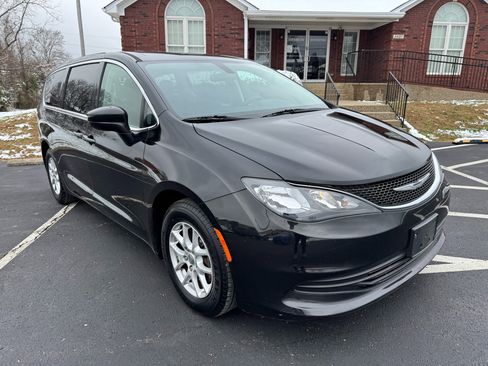 Used 2018 Chrysler Pacifica LX image 15