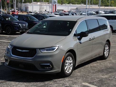 Used 2025 Chrysler Pacifica Select FWD image 6
