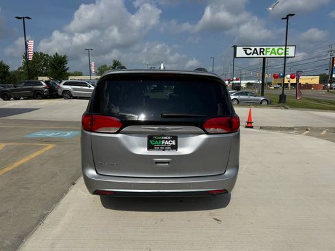 Used 2020 Chrysler Pacifica Touring-L Plus FWD image 10