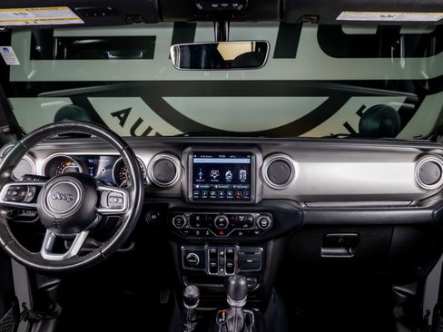 Used 2019 Jeep Wrangler Unlimited Sahara image 2