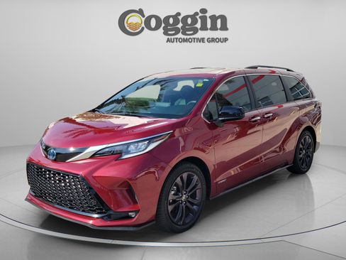 Used 2021 Toyota Sienna XSE FWD image 1