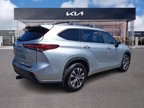 Used 2021 Toyota Highlander XLE AWD/4WD image 6