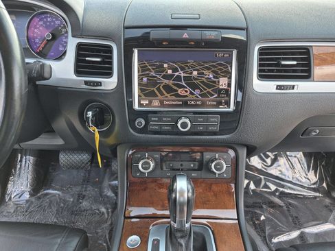 Used 2014 Volkswagen Touareg TDI image 25