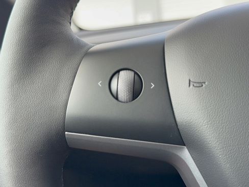 Used 2023 Tesla Model Y Long Range AWD/4WD image 18
