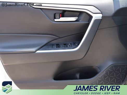 Used 2025 Toyota RAV4 XLE AWD/4WD image 19