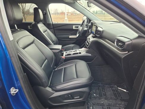 Used 2022 Ford Explorer XLT w/ Equipment Group 202A image 6