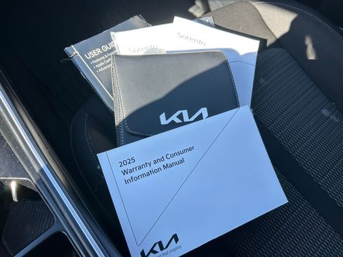 Used 2025 Kia Sorento LX image 19