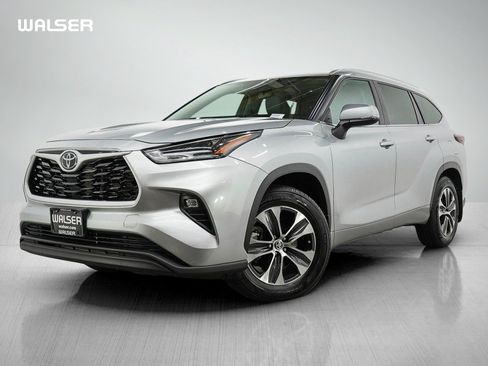 Used 2024 Toyota Highlander XLE AWD/4WD image 1