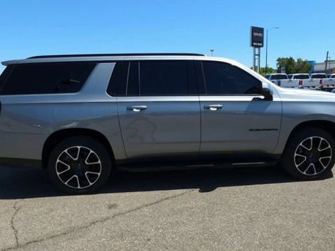 Used 2025 Chevrolet Suburban RST w/ RST Capability Package AWD/4WD image 10