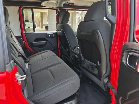 Used 2025 Jeep Wrangler Unlimited Rubicon 4xe w/ Convenience Group AWD/4WD image 24