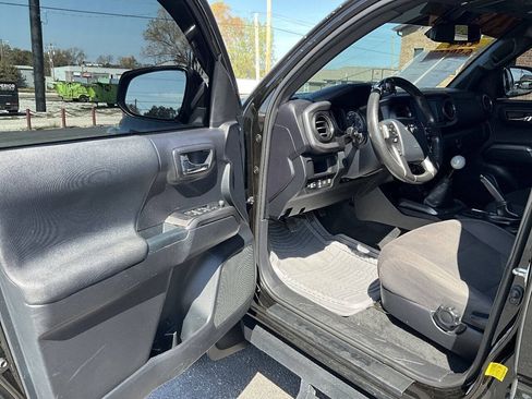 Used 2018 Toyota Tacoma TRD Off-Road AWD/4WD image 21