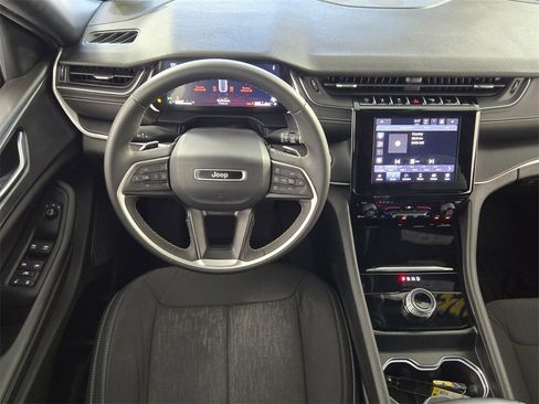 Used 2024 Jeep Grand Cherokee Laredo image 10