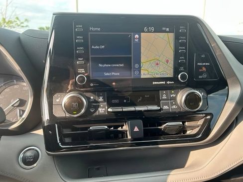 Used 2020 Toyota Highlander XLE AWD/4WD image 22
