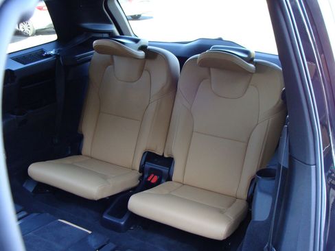 Used 2016 Volvo XC90 T6 Momentum w/ Momentum Plus Package image 9