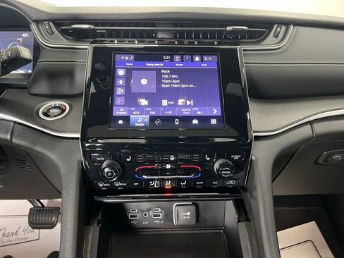 Used 2024 Jeep Grand Cherokee Altitude image 12