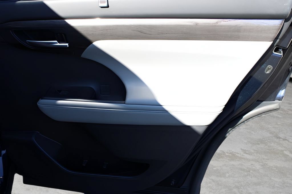 Certified 2020 Toyota Highlander Platinum AWD/4WD image 25