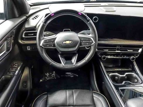 Used 2025 Chevrolet Traverse High Country FWD image 18