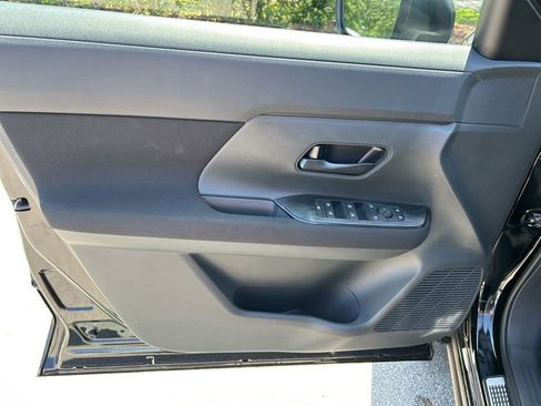 New 2025 Nissan Kicks S image 11