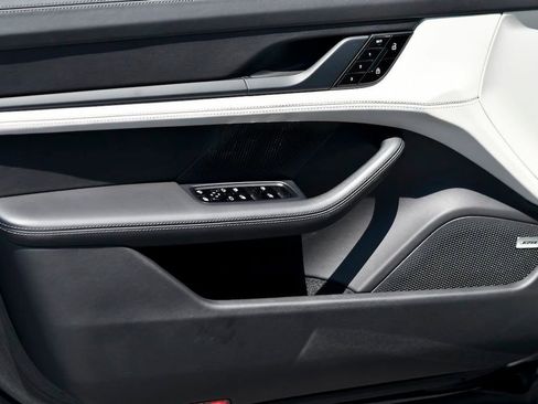 Used 2020 Porsche Taycan 4S image 29