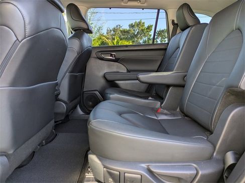 Used 2024 Toyota Highlander XLE image 15