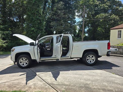 Used 2017 Chevrolet Colorado LT w/ LT Convenience Package RWD image 2