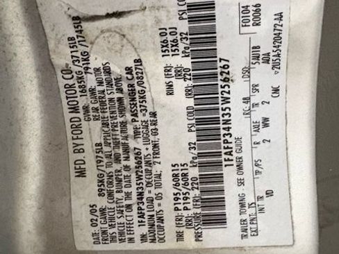 Used 2005 Ford Focus ZX4 Sedan FWD image 22