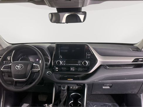 Used 2024 Toyota Highlander XLE image 3