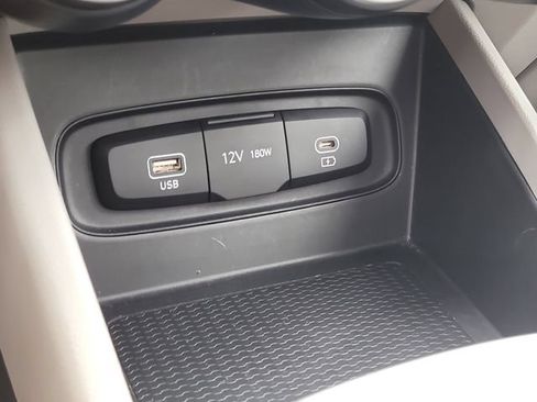 Used 2025 Hyundai Venue SEL FWD image 25