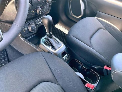 Used 2023 Jeep Renegade Latitude AWD/4WD image 20