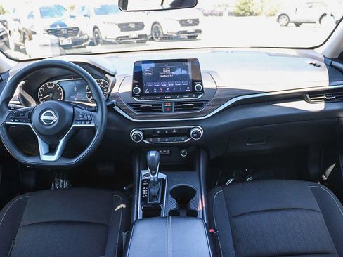 Used 2025 Nissan Altima 2.5 SV FWD image 12