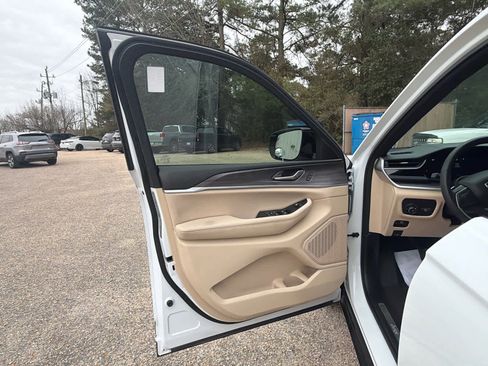 Used 2023 Jeep Grand Cherokee L Limited w/ Trailer Tow Group (B) image 16