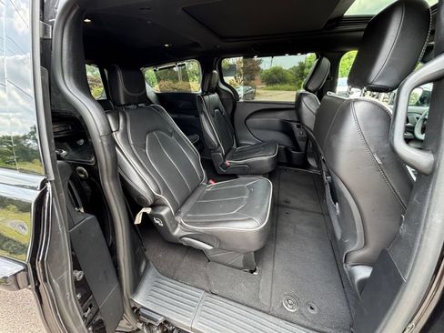 Used 2025 Chrysler Pacifica Limited FWD image 43