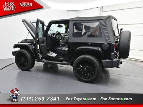 Used 2018 Jeep Wrangler Sahara w/ Dual Top Group AWD/4WD image 41