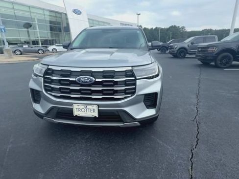 Certified 2025 Ford Explorer Active RWD image 3