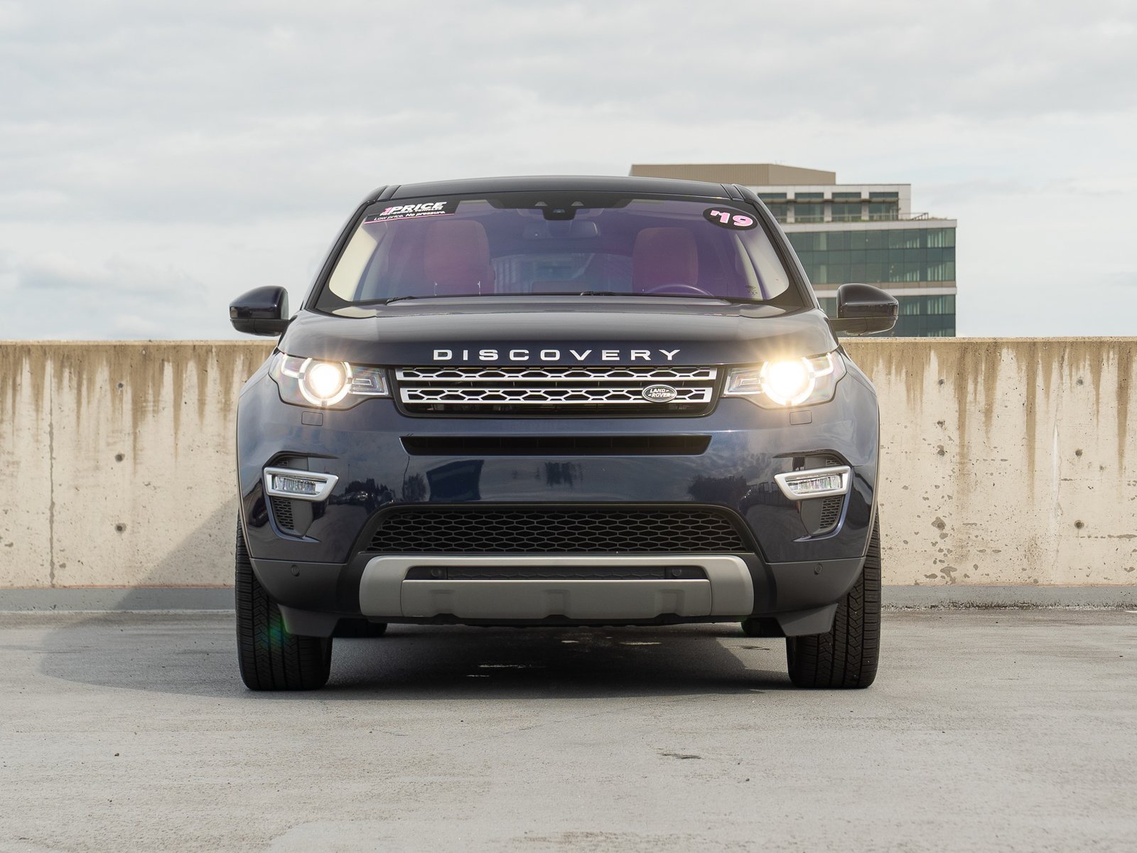 Used 2019 Land Rover Discovery Sport HSE Luxury AWD/4WD image 2