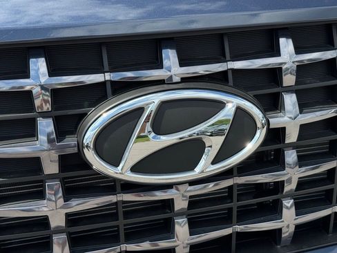 Used 2025 Hyundai Venue Limited image 7