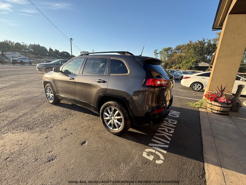 Used 2018 Jeep Cherokee Latitude AWD/4WD image 5