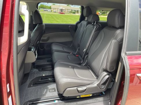 New 2026 Kia Carnival EX FWD image 10