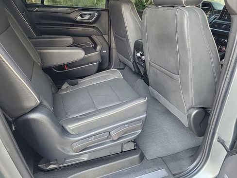 Used 2023 GMC Yukon XL SLT w/ SLT Premium Package image 14
