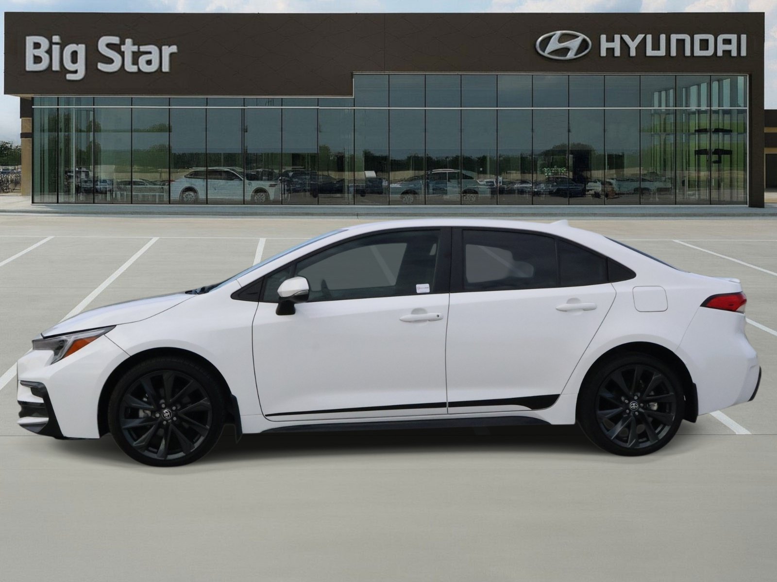 Used 2025 Toyota Corolla SE FWD image 2