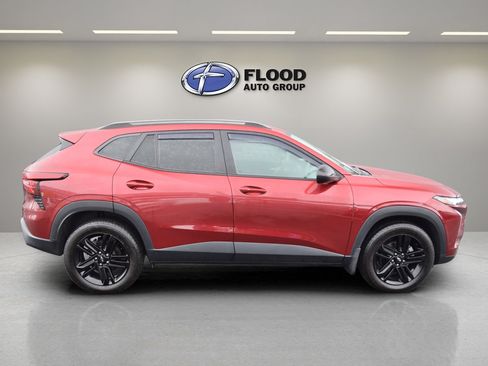 Used 2024 Chevrolet Trax ACTIV w/ Sunroof Package image 3