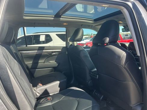 Used 2023 Toyota Highlander Platinum image 13