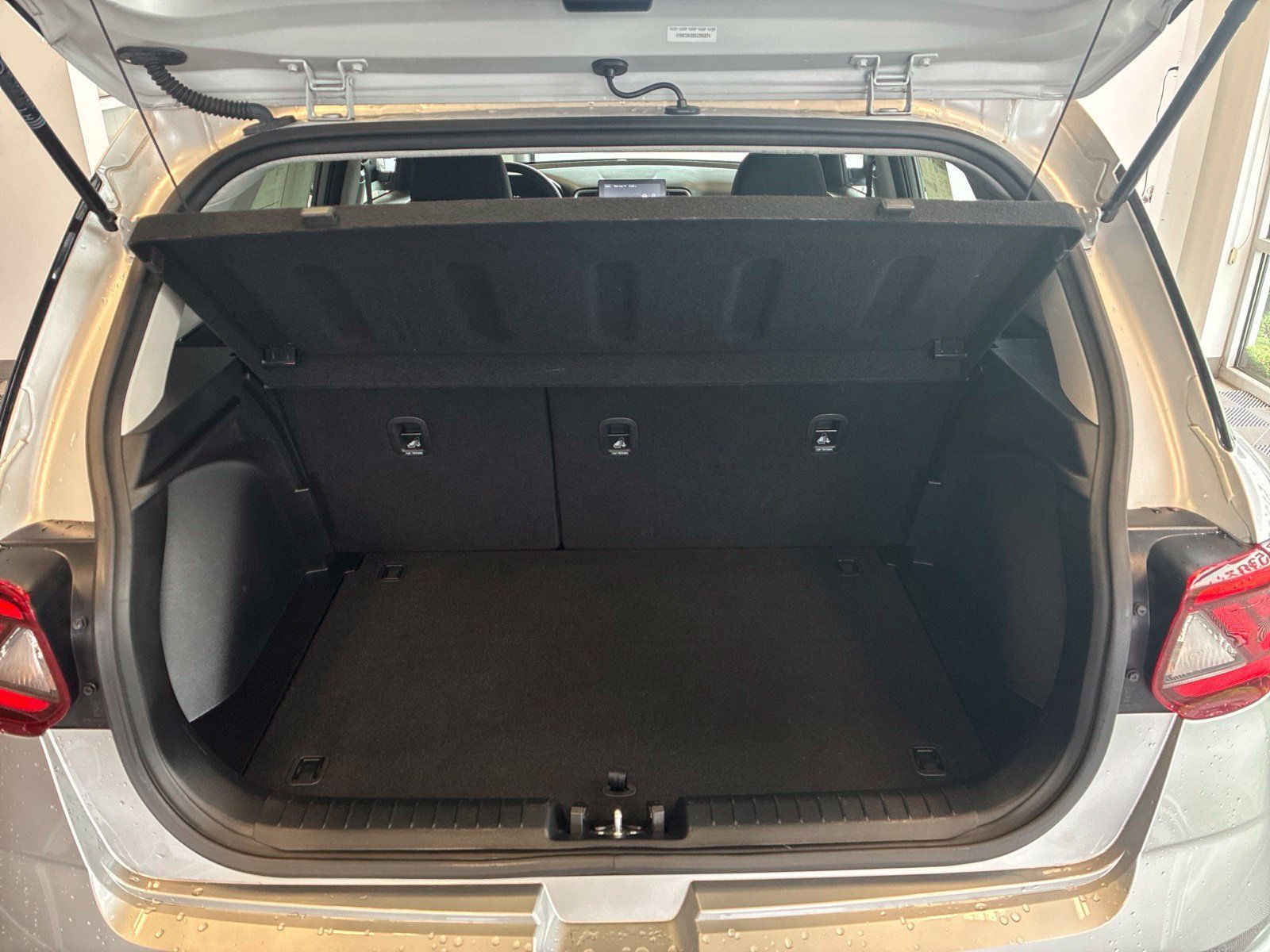Used 2025 Hyundai Venue SEL FWD image 11